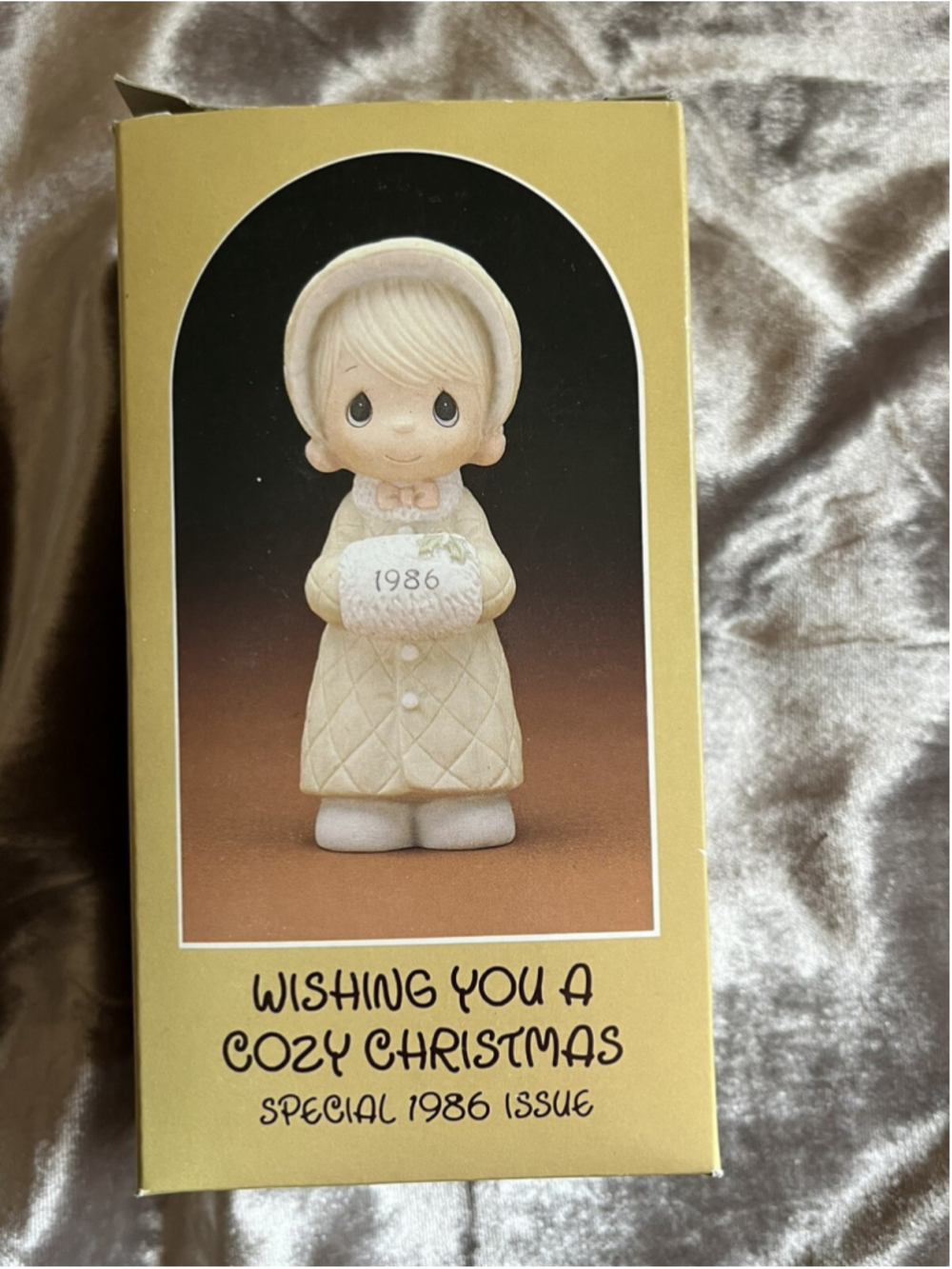 Precious Moments "Wishing You A Cozy Christmas" 1986 Figurine IN GREAT CONDITON